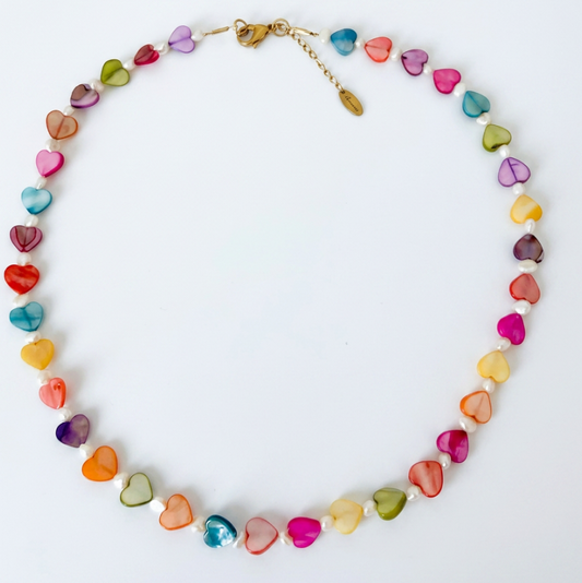 Colar HEARTS – Corações Multicoloridos em Resina e Pérolas